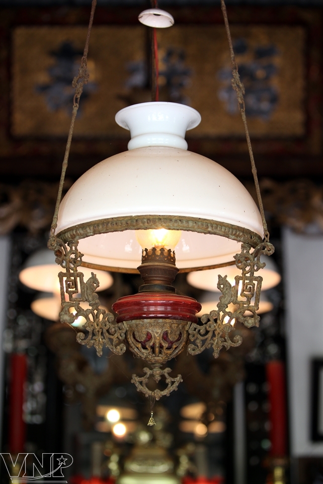 Một người Việt c&oacute; h&agrave;ng ngh&igrave;n đồ đồng, đồ sứ